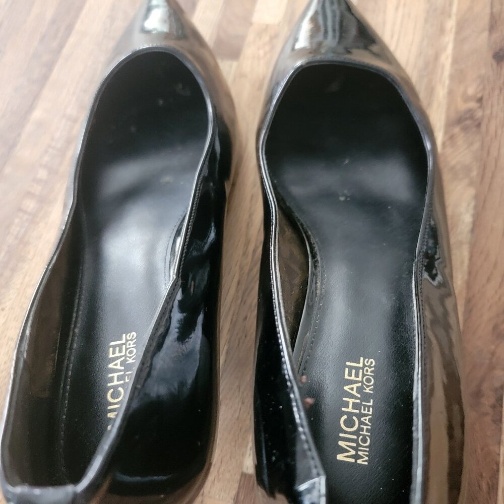 Michael Michael Kors Alina Flex pump in black patent leather. - Picture 10 of 16